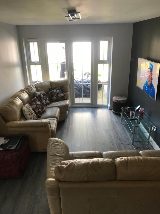Double Room Next To Burnham Elizabeth Line Station Slough Exterior photo